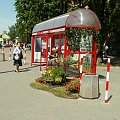 Przystanek autobusowy przed Szkołą Główną Handlową.