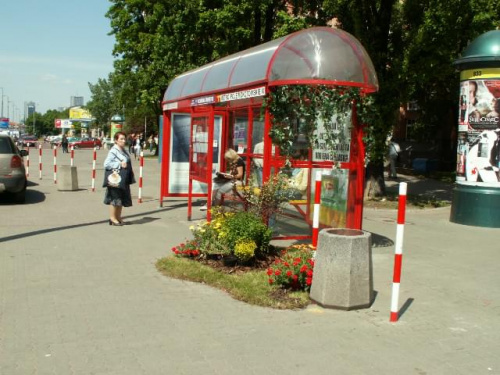Przystanek autobusowy przed Szkołą Główną Handlową.