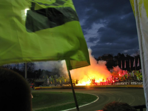 oto co znaczy fanatyzm po tej ziemi lubuskiej stronie - przypatrzcie się temu uważnie gorzowskie gamonie #CzarnySport #falubaz #fanatycy #speedway #ZielonaGora #zuzel