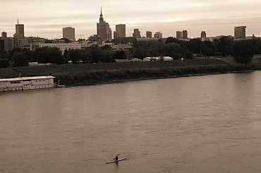Samotny kajakarz #kajakarz #kajakarstwo #Wisła #PKiN #PanoramaWarszawy #CentrumWarszawy #PoWiśle