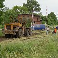 Potężna maszyna zbiera stary tłuczeń...