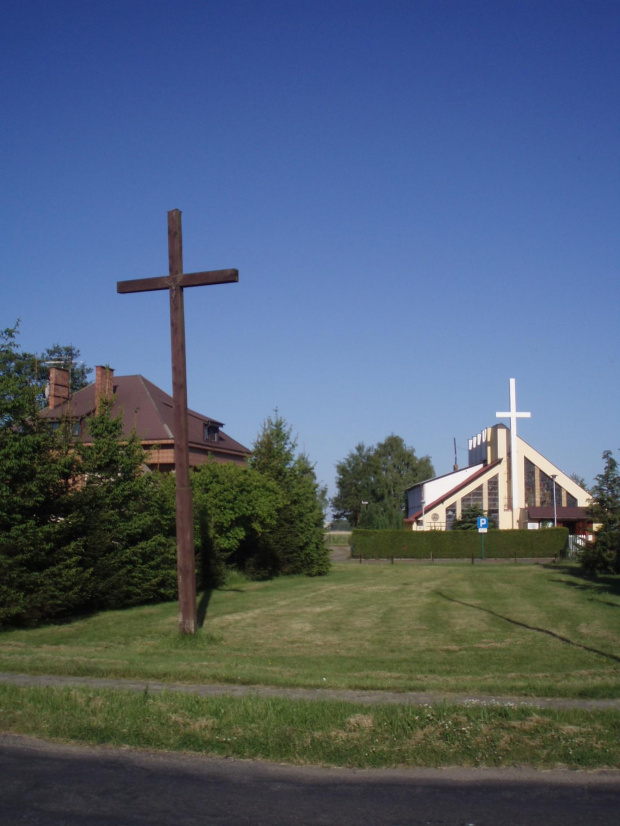 Krzyż k/kościoła w Dziwnówku #kościół #krzyż #Dziwnówek