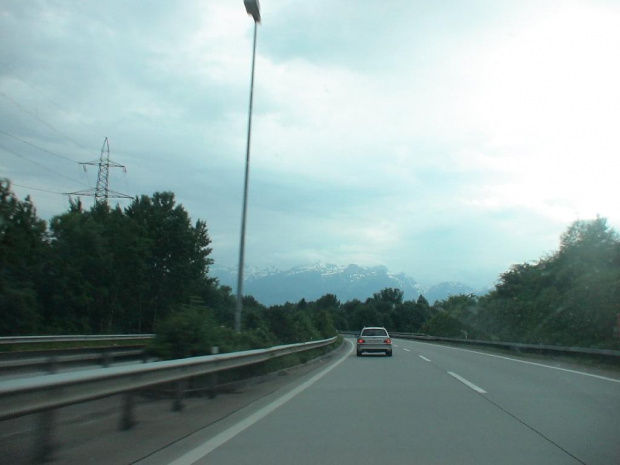 Na autostradzie w Szwajcarii w drodze do domu. Na szczęście widać już moje Alpy.