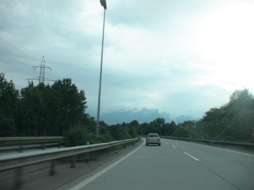Na autostradzie w Szwajcarii w drodze do domu. Na szczęście widać już moje Alpy.