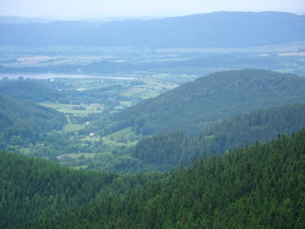 Widok podczas wjazdu na Przełęcz Okraj. W oddali po lewej widoczny Zalew Bukówka.