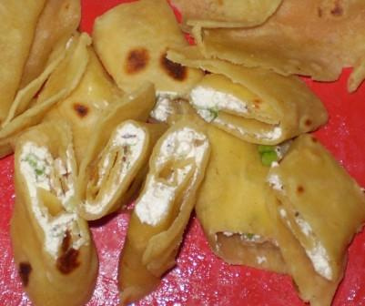 Syryjskie placki z kozim serem .Przepisy na : http://www.kulinaria.foody.pl/ , http://www.kuron.com.pl/ i http://kulinaria.uwrocie.info #placki #podpłomyki #jedzenie #kulinaria #obiad #przekąski #KoziSer #gotowanie #PrzepisyKulinarne