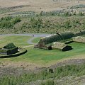 Klasyczna zabudowa wikingow odtworzon a na podstawie przysypanej przez popioly wulkaniczne Hekli osady Stong. ISLANDIA