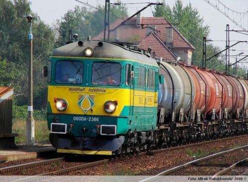 Lok. 060Da-2386 z Euronaft Trzebinia przejeżdża przez Sosnowiec Jęzor wraz ze składem cystern. Dn. 16.09.2006 roku