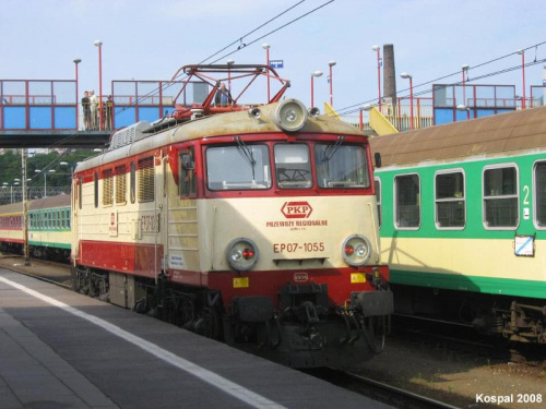21.06.2008 (Szczecin Gł) EP07-1055 manewruje, by po chwili podczepić się pod skład Rybaka do Białystoku.