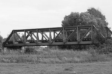 Stary nieużywany most kolejowy #most #widok #czerń #opuszczone