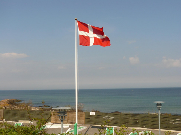 Flaga Danii, na dole MiniGolf, w tle Bałtyk #bornholm #dania #morze #flaga #danii