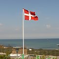 Flaga Danii, na dole MiniGolf, w tle Bałtyk #bornholm #dania #morze #flaga #danii