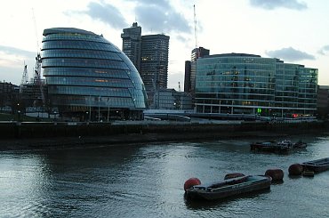 City Hall:) #budynki #NoweMiasto #Tamiza #chmurki #CityHall #Londyn #Niebo