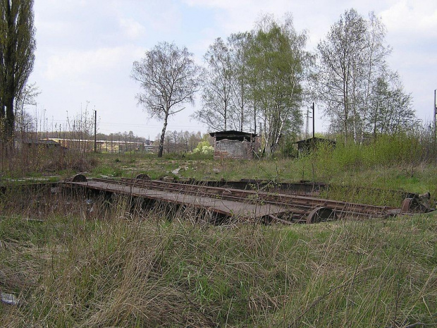 Tu do stycznia 2001 roku znajdowała się Lokomotywownia Tychy. Pozostała jedynie obrotnica, kawałek szyn i śmietnik.