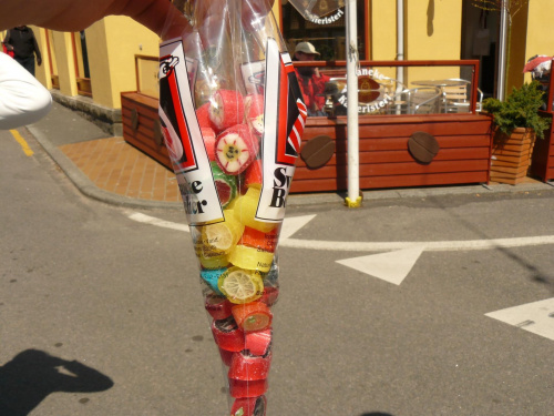 Takie cukierki to świetny biznes. 15 zł za taki woreczek, a klientów mnóstwo. #dania #bornholm #cukierki #fabryka #wytwórnia #słodycze