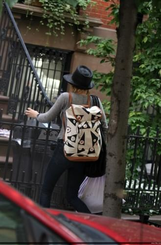 Ashley arriving at her house in West Village in NYC-paparazzi czerwiec 2008