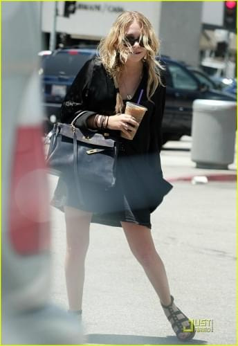 MK getting iced coffee in Los Angeles-paparazzi lipiec 2008