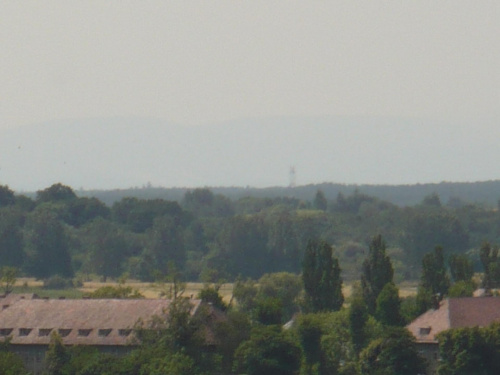 OPOLE - panorama z wieży piastowskiej w kierunku południowo-zachodnim, w tle widoczne jest pasmo gór - Sudety czeskie. Przy dobrej widoczności widoczne sa tez Góry Opawskie z Biskupią Kopą, Góry Złote oraz Pradziad w Jesionikach (Czechy)