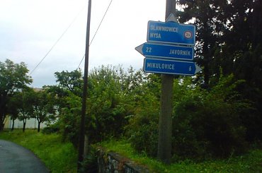 Velke Kunetice - kierunkowskaz, jadąc prosto, za 200 m. wjedziemy na terytorium Polski #VelkeKunetice #OkresJesenik #Sławniowice #Opolskie