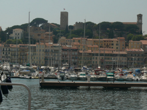 Otaczające port stare miasto Cannes zwane jest Le Suquet #LazuroweWybrzeże