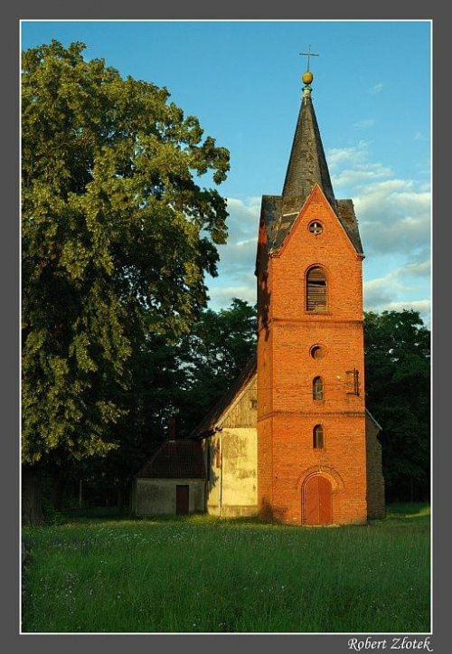 Barokowy kościół p.w. św. Marcina z 1728 roku, neogotycka wieża dobudowana około 1886 r. #Międzyrzecz #Obra #Kęszyca #kościół
