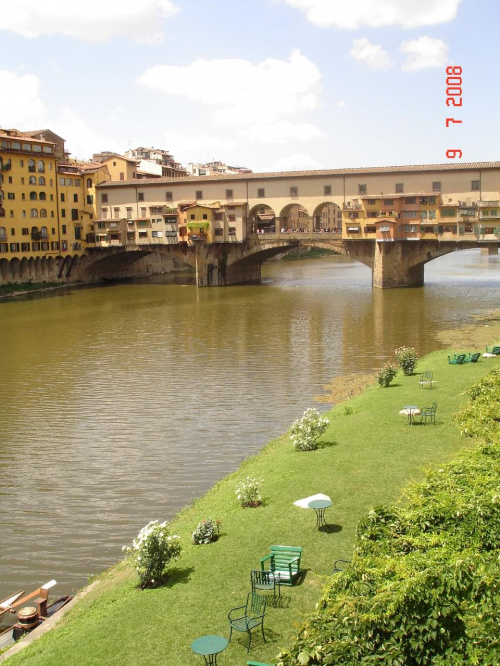 Most Złotników nad rzeką Arno - najstarszy most we Florencji i jedyny ocalały podczas II wojny światowej