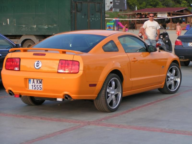 Ford Mustang na parkingu w Bułgarii