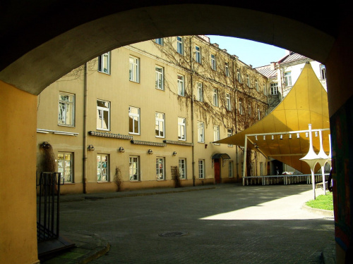 Ulica Wilenska 39 (Vilniaus g.39 i Klaipedos g.6) Obecnie tu sie znajduje Dom Nauczyciela, w podworku odbywaja sie najrozniejsze koncerty i przedstawienia teatralne . #Wilno
