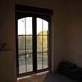sypialnia i widok na drzwi z balkonikiem