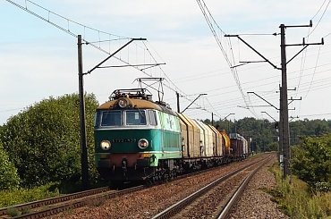 ET22-439 z pociągiem towarowym jedzie w kierunku Kalisza. podg Piwonice - pbsp Kalisz Winary. 11.08.08r. #byk #bzyk #lokomotywa #pociąg #PociągTowarowy #brutto