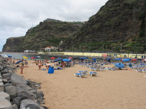 Piaszczysta plaża w Calheta