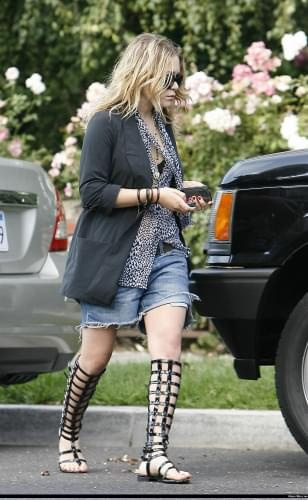 MK leaving a friends house in Hollywood-paprazzi lipiec 2008