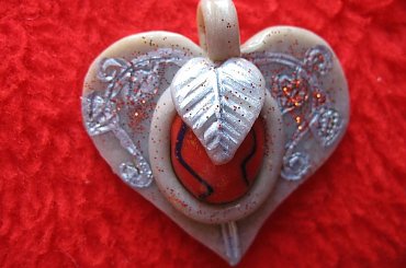 Wisiorek - szare serduszko z masy termoutwardzalnej obsypane brokatem dobranym kolorystycznie do oczka #biżuteria #MasaTermoutwardzalna #MotywRoślinny #serduszko #wisiorek #brokat