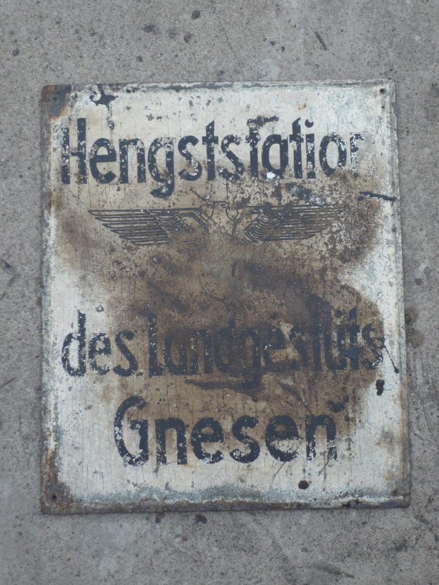 Jakaś stara, niemiecka tablica.