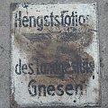 Jakaś stara, niemiecka tablica.