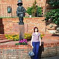 Agata przy Pomniku Małego Powstańca na murach obronnych Starego Miasta przy ulicy Podwale, chyba najbardziej wzruszającym pomniku jaki widziałem. #wakacje #urlop #podróże #zwiedzanie #Polska #Warszawa