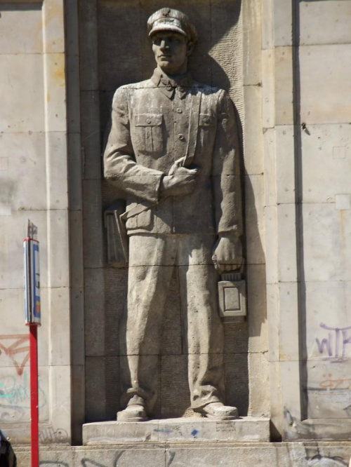 Personifikacje różnych zawodów na budynkach w okolicach Placu Konstytucji, centrum MDM-Marszałkowskiej Dzielnicy Mieszkaniowej-kolejarz. #wakacje #urlop #podróże #zwiedzanie #Polska #Warszawa