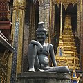Bardzo przypadkowe widoki z wielkiego miasta z dominacja tematow buddyjskich #buddyzm #bangkok #miasto #Azja #Thailandia #Budda #owady #motyl