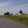 Kościółek w Olsker. Jeden z czterech kościółków-rotund, symboli Bornholmu.