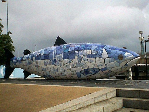 Pomnik ryba nad brzegiem Lagan, niedaleko Queen's Bridge.