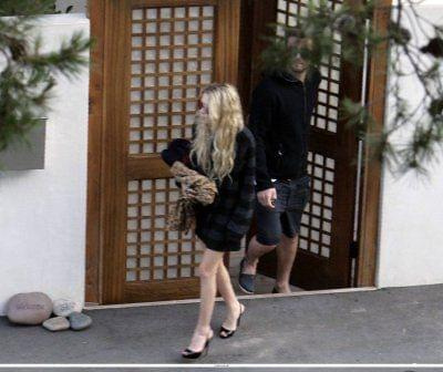 MK leaving a Malibu house party-paparazzi czerwiec 2007