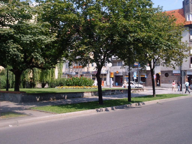 Gniezno, klomb przed Teatrem