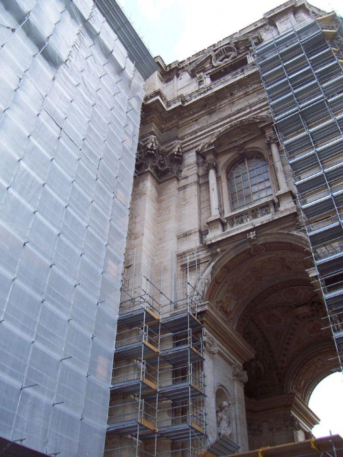 Bazylika św.Piotra ,,, od tyłu widać remont ,,potężne rusztowania