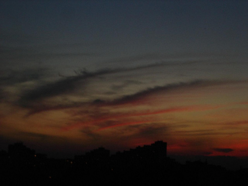 Zachód słońca widziany z mojego okna. Już prawie noc.