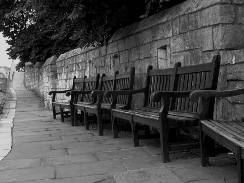 mury obronne w pobliżu Lendal Bridge #ławka #York