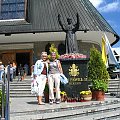 Przed kościołęm i pomnikiem papieża