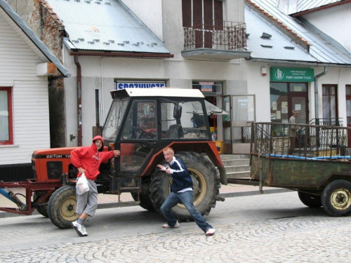 to ja z Endrju i z traktorkiem - ładna maszyna no co wy - w tyliczu na rynku heheh taki rynek 3 ławki, kiosk i groszek :|