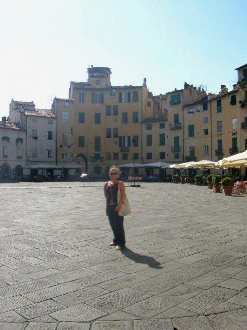 Lucca - Piazza Amfitheatro - zniekształcenie zamierzone :))