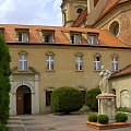 dziedziniec klasztoru z figura sw Franciszka z 1997 r #Wschowa