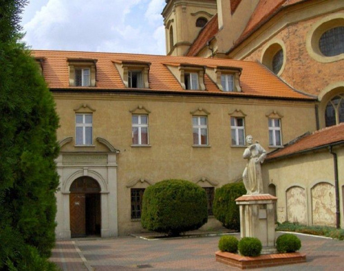dziedziniec klasztoru z figura sw Franciszka z 1997 r #Wschowa
